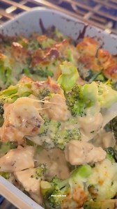 LOW CARB CHICKEN CAESAR BAKE! 🤤 Team caesar or team ranch? By lowcarblove All you need is: Chicken breast Salt pepper Onion powder garlic powder Broccoli Caesar dressing (I used my low calorie recipe!) Almond milk Parmesan cheese Mozzarella cheese Optional: Chili flakes That’s it! It’s so easy to make and calorie friendly as well! You have to make it! ❤️❤️ | Keto diet for everyone