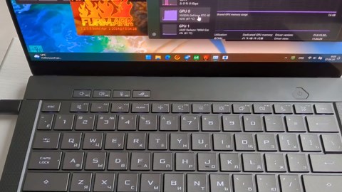 Crackling sound from the hinge display