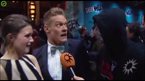 1.2M views · 26K reactions | Haha. Ferry Doedens schrikt zich helemaal de zenuwen bij de première van Sneekweek - film | dumpert.nl | Facebook