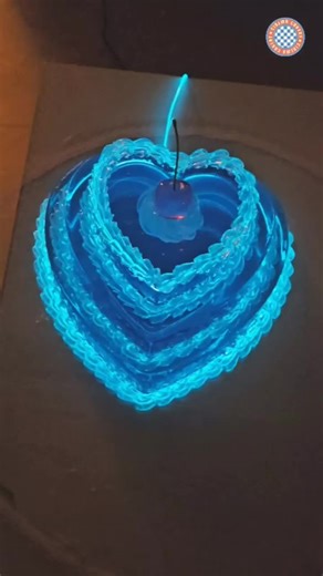 3단 하트 젤리케이크 무드등을 제작해봤어요! 조명을 켰을 때 크림도 같이 빛나는걸 원해서 크림 컬러는 화이트가 아닌 투명으로 진행했는데 훨씬 영롱하고 예쁘더라고요😆 아직 실험단계라 판매는 추후에 이루어질 예정입니다💕