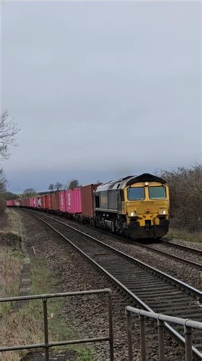 Class 66 passing Kings Sutton #class66 #train #trainspotting #railtrack #rail #railway #freightliner