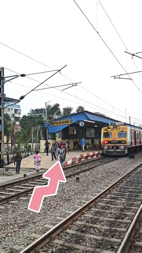 Big Horn at Masjid Mumbai Local Train #train #trainviews@trainviews