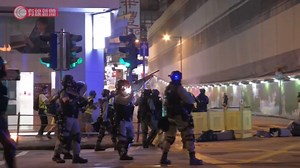 60K views · 584 reactions | 【11.02 #中環 】 【有人堵路及縱火 警施放催淚彈驅散】 在中環，有兩個取得不反對通知書的集會，開始半小時就被警方要求提早結束。 有人轉到附近街道堵路及縱火，警方多次施放催淚彈驅散。 #有線新聞 #中環 #不反對通知書 #集會 #堵路 #縱火 #催淚彈 | 有線新聞 i-Cable News | Facebook