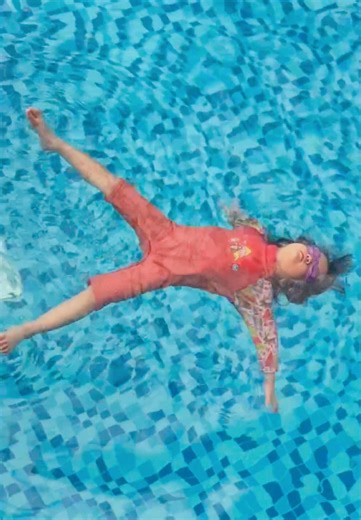 Cá heo chăm chỉ hôm nay, học bơi tự tin ngày mai 🐬✨ Cùng học bơi với mochi 3,5 tuổi nào 🥰 #hocboihanoi #dolphinswimschool #hocboiclb #hocboinangcao