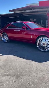 Candy red Rolls-Royce Ghost on 28’s DUB skates