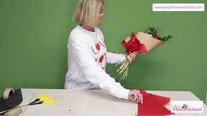 12K views · 348 reactions | Janette demonstrates a more sustainable way of wrapping a small bunch of flowers. | Kays Flower School | Facebook
