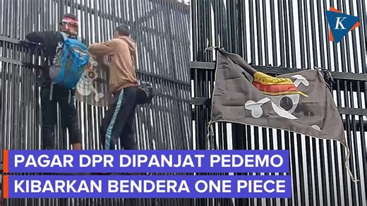 Momen massa aksi bentangkan dan pasang bendera One Piece di gerbang DPR, Senayan, Jakarta Pusat, berharap DPR segera dibubarkan, Senin (25/8/2025). Hal tersebut merupakan bentuk protes terhadap DPR RI. Selain itu, massa juga mengorasikan kekecewan mereka di depan Gedung DPR. Petugas kepolisian dengan kendaraan taktis berjaga di depan gedung DPR. Simak selengkapnya dalam video berikut ini. Video Jurnalis: Xena Olivia Penulis Naskah: Dimas Nanda Krisna Video Editor: Dimas Nanda Krisna Produser: Ab