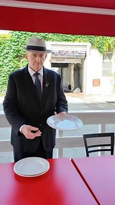 🎩 Comment porter trois assiettes à l’ancienne – l’art du service 🇮🇹 #VieilleÉcole #ServiceÀTable #RestaurateurItalien #ÉcoleHôtelière #ArtDuService #TechniqueDeServeur #SavoirFaire | Spaccanapoli Grenoble