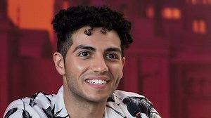 WATCH: Aladdin star Mena Massoud surprises students from his former Markham, Ont. high school with an emotional message to fearlessly follow your dreams.