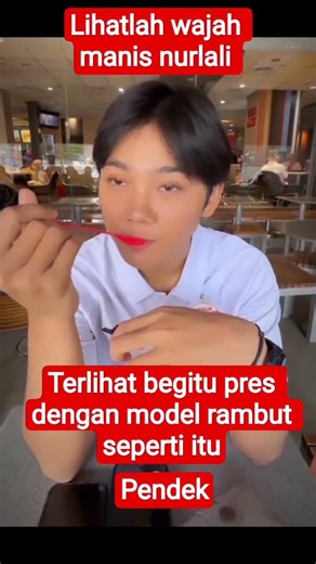 Lihatlah wajah manis nurlaili terlihat begitu presh dengan momdel rambut seperti itu