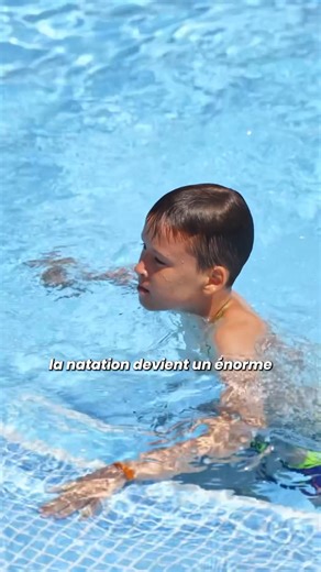 La dyspraxie visuo-spatiale peut rendre la piscine impressionnante : se repérer dans le bassin, coordonner les gestes, anticiper les mouvements… c’est un vrai défi pour certains enfants. Mais avec quelques aménagements très simples, un maître-nageur peut réellement faire la différence : ✔ Une consigne à la fois ✔ Des démonstrations claires ✔ Des repères visuels ✔ Du matériel pour stabiliser le corps ✔ Et surtout… une bonne dose de bienveillance Petit à petit, l’enfant progresse, respire mieux da
