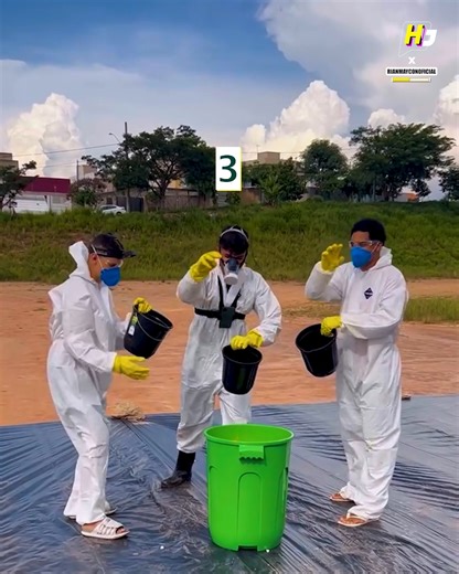 Elephant Toothpaste Experiment! | Hollywood Journal