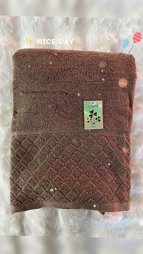 Οι Πετσέτες μπάνιου 100X140CM μόνο στα 10€ Προσφέρετε πολυτέλεια και άνεση στην καθημερινότητά σας! Η σειρά μας από της πετσέτες χρησιμοποιεί ύφασμα υψηλής απορροφητικότητας, απαλό και φιλικό προς το δέρμα, προσφέροντας υψηλή ποιότητα σε κάθε στιγμή. Είτε για το πρωινό ντους είτε για την καθημερινή περιποίηση, οι πετσέτες και τα λουκάνικα μας είναι η ιδανική επιλογή σας. Επισκεφθείτε τον ιστότοπό μας τώρα και αισθανθείτε τον τέλειο συνδυασμό πολυτέλειας και άνεσης! 💫 ORDER AT: www.lucktora.com 