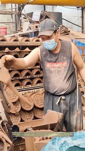 Stampo e fiore: La nascita delle tegole ornamentali dalla terra