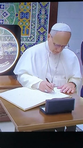 Papa deja mensaje en el libro de honor de la Gran Mezquita de Argel (Subscríbete y comparte)