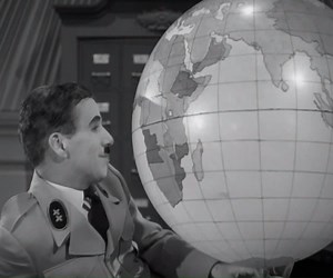 Charlie Chaplins grandiose Satire DER GROSSE DIKTATOR feierte gestern vor 79 Jahren ihre US-Premiere! Bis heute ist der Klassiker ein zeitloses Meisterwerk und hat nach all den Jahren nichts von seinem Biss verloren. amzn.to/2xSSApb | ARTHAUS