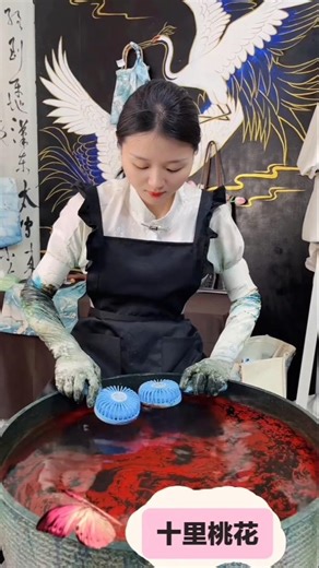 10 color dye technique creates the most stunning Chinese bags #diy #tutorial