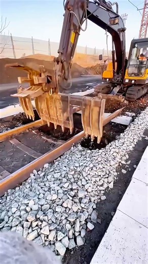 Swaps railway sleepers precisely with high efficiency – isn’t this the ideal tool for track maintena