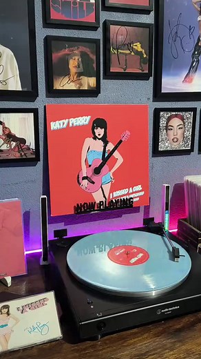 Katy Perry - I Kissed A Girl / Lost (Live At MTV Unplugged, New York, NY 2009 Urban Outfitters Singles Day) // #katyperryvinyl #katycats #katyperry #vinylrecords #vinylcommunity @Katy Perry