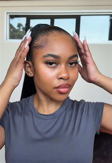 Wash day said “not today” and honestly… neither did I. 😂 Between school, the gym and everything else on my schedule, sometimes you just need a quick refresh and GO. ✨ My Shesha Geza moment: apply → wait 1 minute → wipe → style → back to life. 💁🏽‍♀️ Shop the Dark & Lovely Waterless Cleanser Gel at Checkers, Clicks, Dis-Chem or Takealot. #ad @darkandlovely #DarkAndLovelyAfrica #SheshaGeza #WaterlessCleanser #Haircare