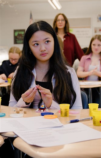 Play can be purposeful! In this high school classroom, building sculptures with Legos and Play-Doh helps students understand poems, stories, and other texts more deeply. 📚 | Edutopia