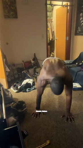 Khyri Ellis on Instagram: "✅ Save this 20 minute HIIT (High Itensity Interval Training) workout! ✅ ❌ NO EQUIPMENT NEEDED ❌ Download the boxing timer: - workout time 45 seconds - rest time 15 seconds - 18 rounds Do at your own pace but try not to stop even if it’s slow! Share this to someone to try this 👇🏾👇🏾 #khyrisofit #fyp #fitnessmotivation #HIIT #goarmy"