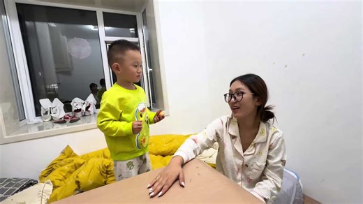 Little boy cries after losing slap hand game in Jilin, China