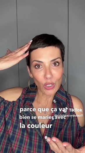 Conseil du jour : quelles couleurs porter lorsqu’on a les cheveux poivre et sel ? 🤔🫶🏻 . Je vous explique tout dans la vidéo ! . La colorimétrie, c’est une technique et un savoir. Cette étude vous aide à trouver les couleurs qui vous vont au teint. Cela prend environ 1h30, mais une fois faite, vous ne pourrez plus vous tromper ! • • Si vous souhaitez réaliser une colorimétrie, n’hésitez pas à prendre RDV dans mon agence 😏🙏🏻 . . . #cristinacordula #conseilenimage #style #trend #hairideas
