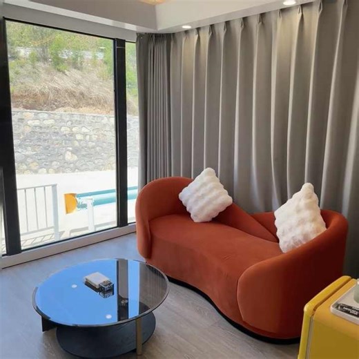 The Mobile Modular Prefabricated Steel House Is a Two-story Triangular Capsule Villa Used for the Hotel's Bedrooms and Offices