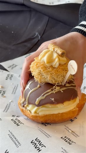 Hava Java / Kosher Cafe on Instagram: "Freshly fried, ooey gooey creamy goodness 😇😇 Which donut flavors are calling your name?"