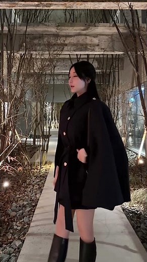 세련된 감각의 케이프 스타일 코트 셋업, 깔끔한 어깨 라인과 구조적인 실루엣이 스타일에 고급스러운 분위기를 더합니다.