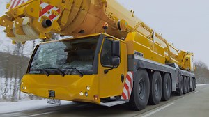 The LTM 1650-8.1 has been designed for maximum performance and the result is impressive – it will be able to complete hoisting work in the 700-tonne class or even higher with ease. It therefore has a nominal load capacity of 700 tonnes. The LTM 1650-8.1 travels with an axle load of 12 tonnes complete with its 54-metre telescopic boom and the front supports. To minimize the set-up time, however, the rear supports are installed as complete support box in a single hoist and connected using quick-re