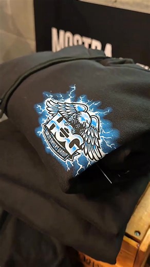 Với họa tiết đại bàng và logo H.O.G.® độc quyền, bộ sưu tập Electric Eagle H.O.G.® không chỉ gây ấn tượng mạnh mẽ mà còn mang ý nghĩa biểu tượng đặc trưng của cộng đồng tín đồ Harley-Davidson. | Harley-Davidson Saigon Pop-up Store