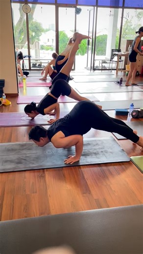 🌻 Cheststand & Chinstand 🌻 🌻 Come to join us 🌻 #jesshang #journey #yoga #loveyoga #yogainmotion #ashtanga #ashtangayoga #ashtangavinyasa #kalariyoga #backbend #asana #advance #happiness #enjoyment #beauty #healthy #truelove #trueloveneverdies #dontworry #behappy #beyourself #becomestronger #dontcompareyourself #withsomeone #namaste 🙏 | Yoga In Motion