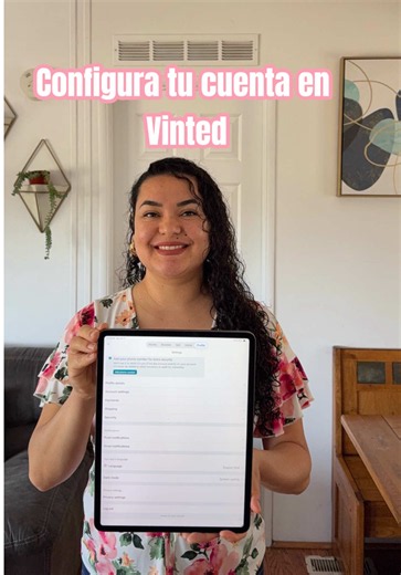 Ya creaste tu cuenta en Vinted… ¿y ahora qué sigue? 🤔 Antes de publicar tu primer artículo, hay algunas configuraciones que te recomiendo revisar. Te tomarán solo unos minutos y pueden ayudarte a evitar problemas más adelante. En este video te enseño cuáles son las más importantes para empezar con el pie derecho. 💚 En el siguiente video te voy a enseñar cómo crear tu primer listing en Vinted. ¡Sígueme para no perderte la siguiente parte de esta serie! 😊 Guarda este video para cuando estés con