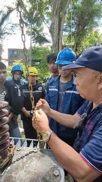 Praktek perakitan Cubicle Trafo. Merapikan panel dan memastikan komponen terpasang sesuai standard
