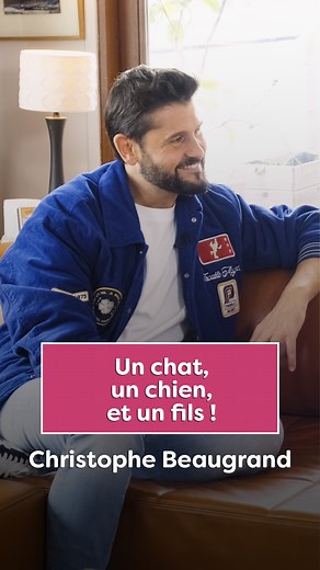 Chez Christophe Beaugrand, la famille, c’est simple : deux papas, un fils, un chien, un chat… et beaucoup d’amour (et quelques bêtises !). ❤️🐾 RDV sur YouTube pour découvrir l’interview en entier ! (Lien en bio) | Noé Noé Le Média