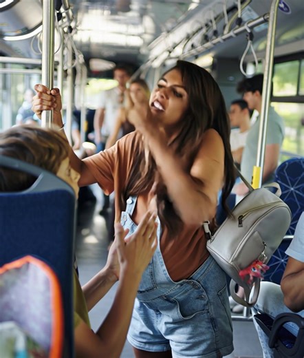 😲😵 A pregnant woman got on a crowded bus and demanded that I give up my seat. I refused — and at that very moment, the entire bus turned toward me; their reaction was unexpected. Recently, something happened to me on a bus that made me feel truly uncomfortable. The bus was packed to the limit, and I was lucky — I managed to grab a seat between a schoolboy and a stranger. Everything seemed calm… until a pregnant woman entered the bus. She looked around and, without blinking, said directly: “Don