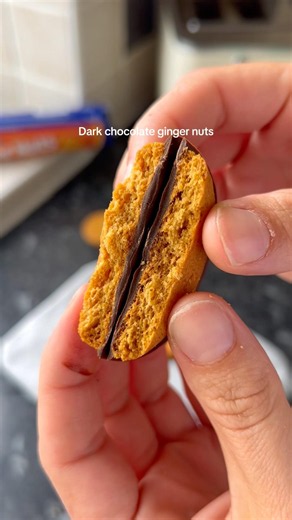 Are you a ginger nut fan? #gingernut #darkchocolate #foodhacks