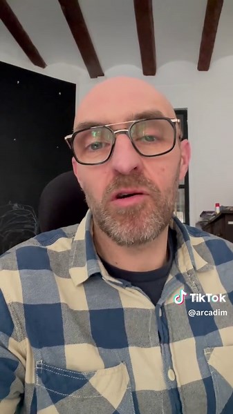 @OpenAI ha lanzado GPT Image 2, su nuevo generador de imágenes, que según rankings como LLM Arena ya supera a alternativas como Nano Banana de @googlegemini . En una prueba comparativa con una simple foto de una grapadora y el mismo prompt, ambos modelos ofrecen resultados sólidos. Nano Banana destaca por su fidelidad a ciertos detalles y coherencia general, aunque presenta pequeños fallos de realismo en escenas complejas. Por su parte, GPT Image 2 genera hasta seis imágenes distintas a partir d