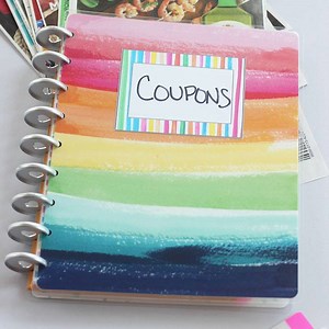 DIY COUPON ORGANIZER FOR HAPPY PLANNERS I am in LOVE with this project! Get the printables: https://www.sunnydayfamily.com/2018/07/diy-coupon-organizer.html | Sunny Day Family & Homeschooling Humans