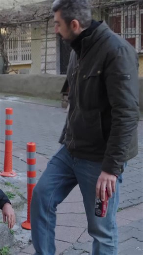 Nemlizade Kesitleri HD on Instagram: "Nemlizade, Türk televizyonlarının sevilen aile–komedi dizilerinden biridir. Dizi, ilk olarak 2014 yılında FOX TV ekranlarında yayınlanmaya başlamıştır. Yapımcılığını MF Yapım üstlenmiş, dizinin yönetmen koltuğunda Bülent İşbilen oturmuştur. Sıcak aile ilişkileri ve günlük hayattan beslenen mizahıyla kısa sürede izleyicinin ilgisini çekmiştir. 📺 Konusu Dizi, Nemlizade ailesinin etrafında şekillenen eğlenceli ve bir o kadar da karmaşık olayları konu alır. Ail