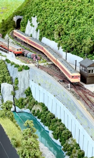 新緑のスイッチバック駅を通過する #nゲージレイアウト #nゲージ鉄道模型 #四国山岳保存鉄道 #スイッチバック駅