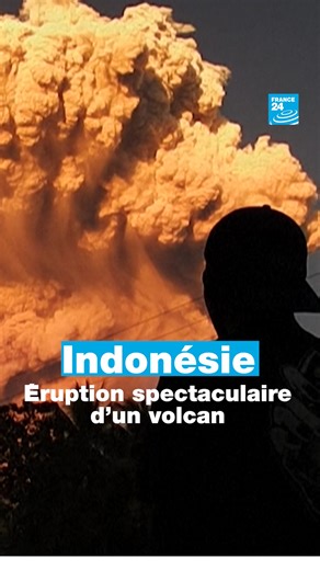 🇮🇩 Un volcan en éruption dans l'est de l'#Indonésie a projeté mardi une énorme colonne de cendres dans le ciel, selon les autorités, qui ont élevé le niveau d'alerte à son plus haut degré | FRANCE 24