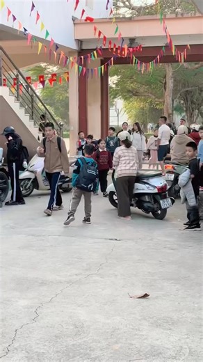 Không báo trước, không cần quà to, chỉ cần vừa bước ra từ cổng trường, thấy bóng dáng mẹ đứng chờ. Có những niềm vui rất nhỏ, nhưng theo con suốt cả đời. Cre: Bikids Luxury #Afamily #TM | aFamily.vn