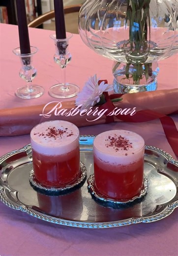 Perfekte valentines eller jentekveld drink🍸💕 Ingredienser (i 1) *6 bringebær *4 cl vodka *2 cl sitronsaft *4 cl bringebærsirup *1 eggehvite Ha alt i en shaker, mos bringebærene, rist først uten is, før du rister med is. Strain over et glass. Bringebærsirup/sukkerlake: *1 dl frosne bringebær *1 dl vann *1 dl sukker Kok opp så alt sukkeret løses opp. Sil og kjøl ned. Jeg har doblet oppskriften per glass for disse store glassene💓 #cocktail #valentinesday #drink #rasberry #pinkdrink