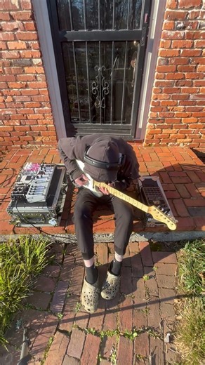 stoop session with some alien sounds #guitarpedals #electronicmusic #sp404 #guitarist