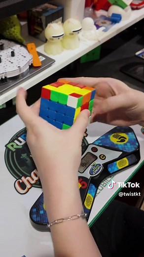 Speedcubing a 4x4 Cube in 22.71 Seconds