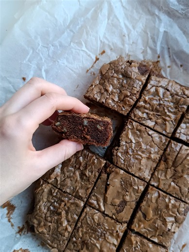 BROWNIE AUX 2 CHOCOLATS !! Recette: - 200g de chocolat (ici j'ai fait moitié chocolat au lait et et moitié chocolat noir) - 130g de beurre - 115g de sucre (ici de sucre roux) - 80g de farine - 4 oeufs - 1 cuillère à café d'extrait de vanille - 1 pincée de fleur de sel Préchauffez le four à 180° Placez le chocolat et le beurre dans un récipient et faites fondre le tout (bain marie ou micro-onde). Réservez. Mélangez les oeufs et le sucre Ajoutez la farine, la vanille et mélangez. Ajoutez le sel et