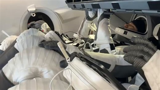 For as hard of a time as I give SpaceX for their aesthetics, this is an INCREDIBLY refined spacecraft. It's much more impressive to see Dragon in operation than in a still photo. There's really something impressive about how "normal" it looks.
